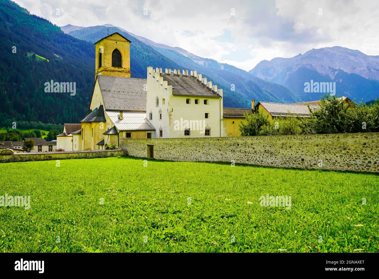L'Abbazia di San Giovanni è un antico monastero benedettino nel comune svizzero di Val Müstair, nel Cantone di Graubünden. Foto Stock