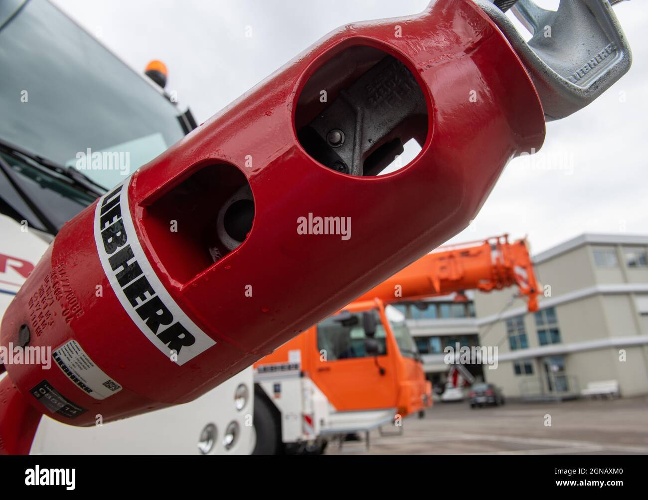 Ehingen, Germania. 26 agosto 2021. Su una gru montata su carrello è presente il gancio della gru con l'iscrizione 'Liebherr'. Il costruttore di macchine Liebherr è uno dei maggiori produttori di gru. Credit: Stefan Puchner/dpa/Alamy Live News Foto Stock