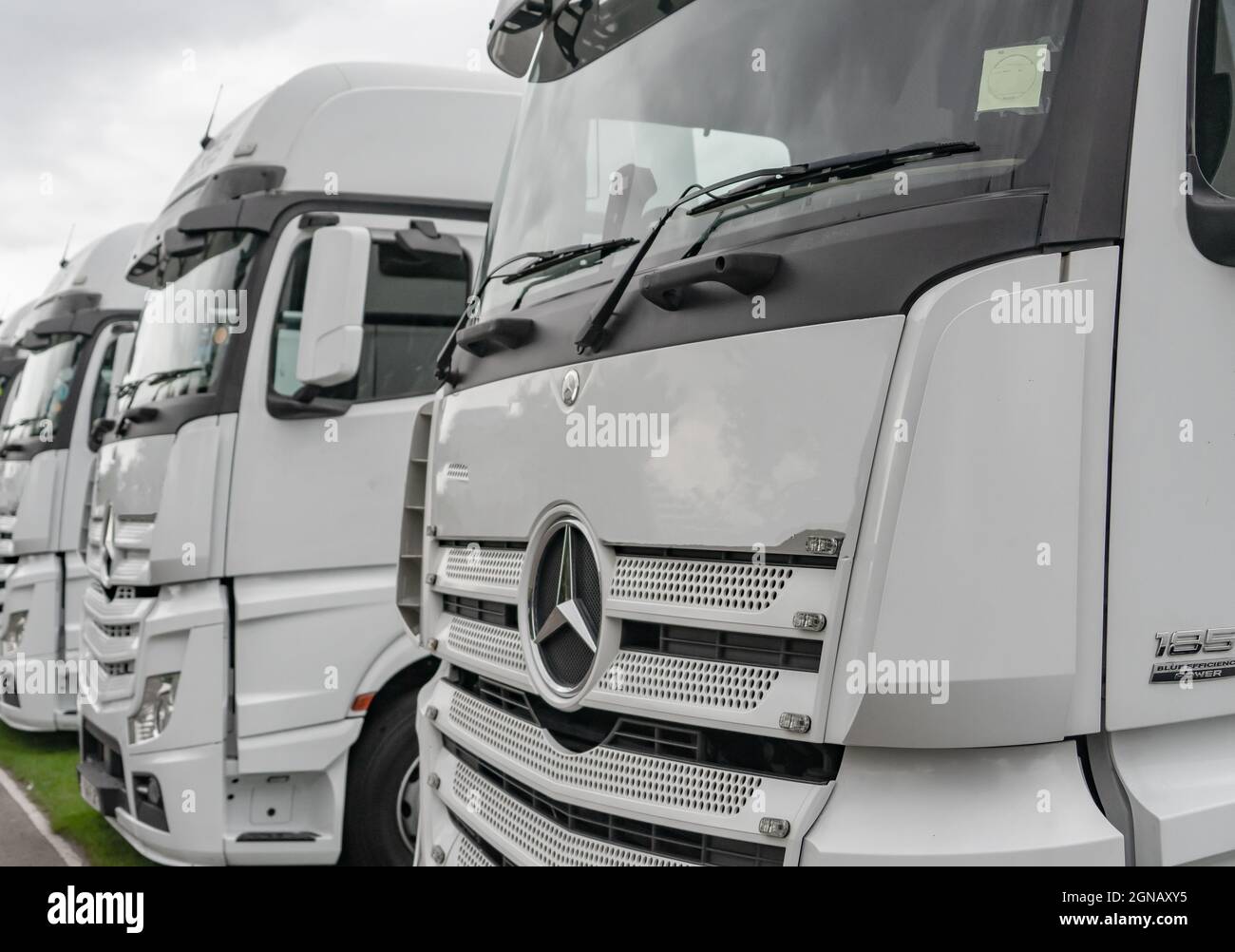 Darlington, Regno Unito. 18 settembre 2021. Una fila di carri Mercedes Foto Stock