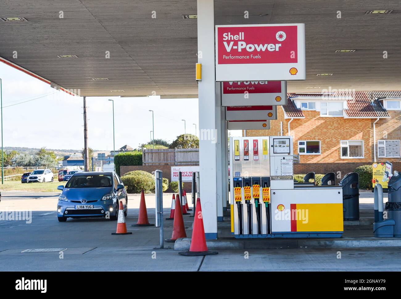 Brighton UK 24 settembre 2021 - Un garage Shell a Shoreham vicino Brighton non ha carburante da vendere questa mattina e tutte le pompe sono fuori uso . Una carenza di carburante autocisterna camion conducente di consegnare in tutto il Regno Unito ha causato problemi questa settimana : Credit Simon Dack / Alamy Live News Foto Stock