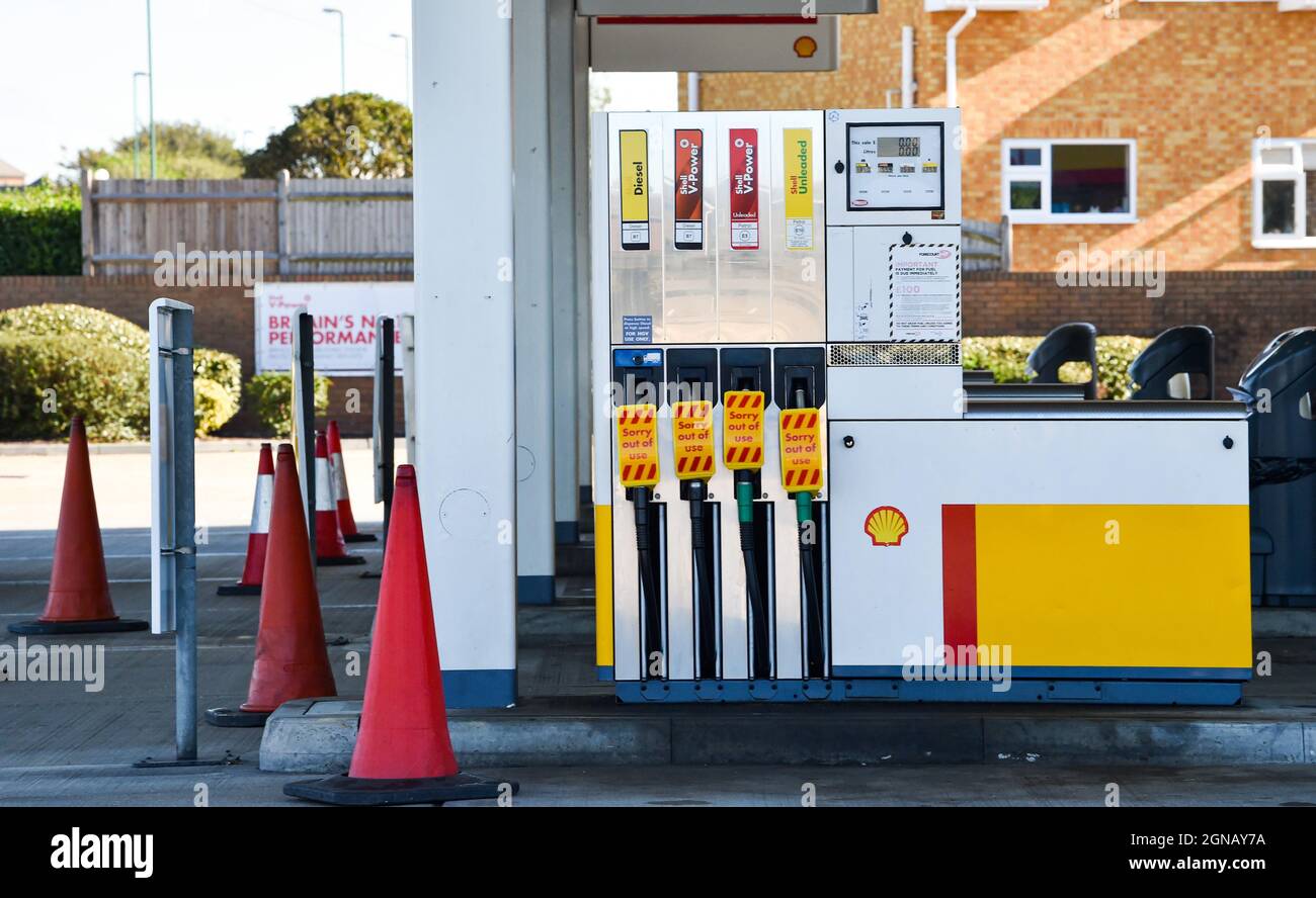 Brighton UK 24 settembre 2021 - Un garage Shell a Shoreham vicino Brighton non ha carburante da vendere questa mattina e tutte le pompe sono fuori uso . Una carenza di carburante autocisterna camion conducente di consegnare in tutto il Regno Unito ha causato problemi questa settimana : Credit Simon Dack / Alamy Live News Foto Stock