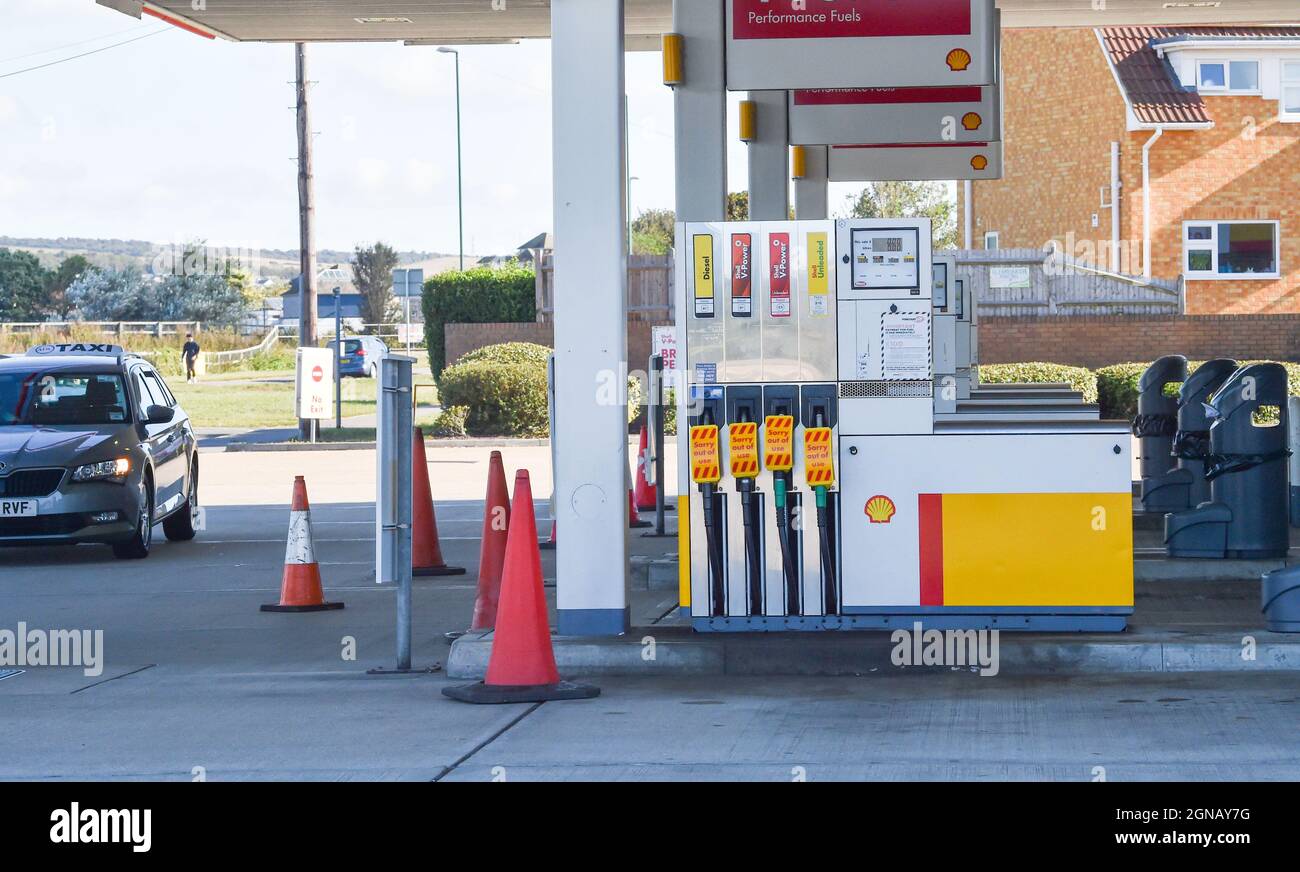 Brighton UK 24 settembre 2021 - Un garage Shell a Shoreham vicino Brighton non ha carburante da vendere questa mattina e tutte le pompe sono fuori uso . Una carenza di carburante autocisterna camion conducente di consegnare in tutto il Regno Unito ha causato problemi questa settimana : Credit Simon Dack / Alamy Live News Foto Stock