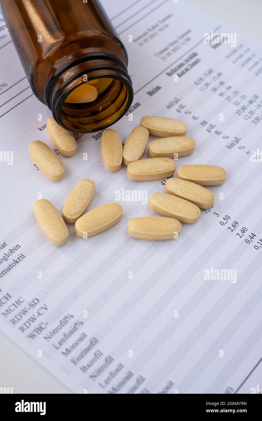 risultati di laboratorio ravvicinati e pillole o farmaci. Foto Stock