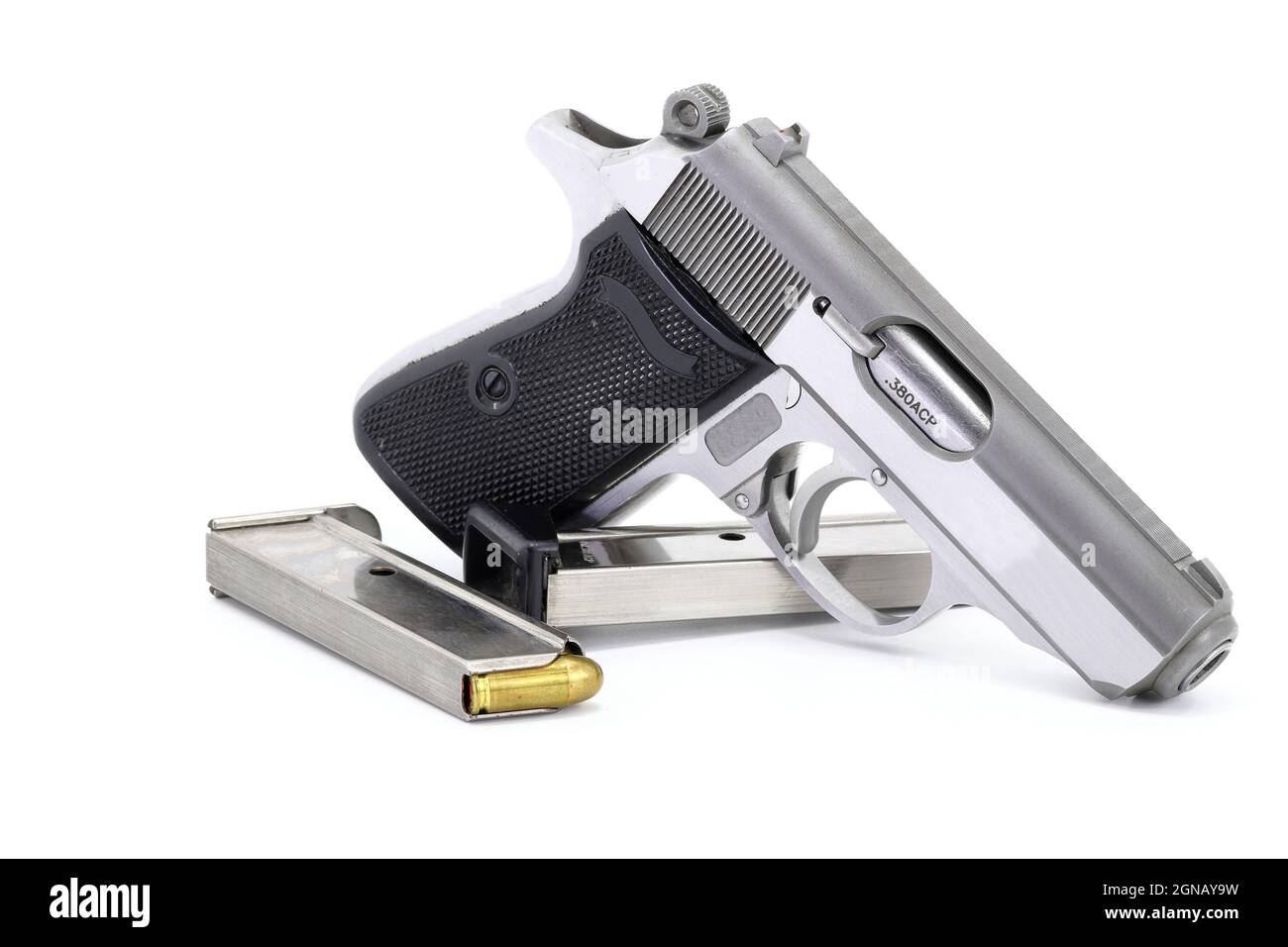 Pistola semiautomatica compatta, in acciaio inox PPK con caricatore di ricambio, vista laterale destra, pronta per l'uso, isolata su sfondo bianco Foto Stock