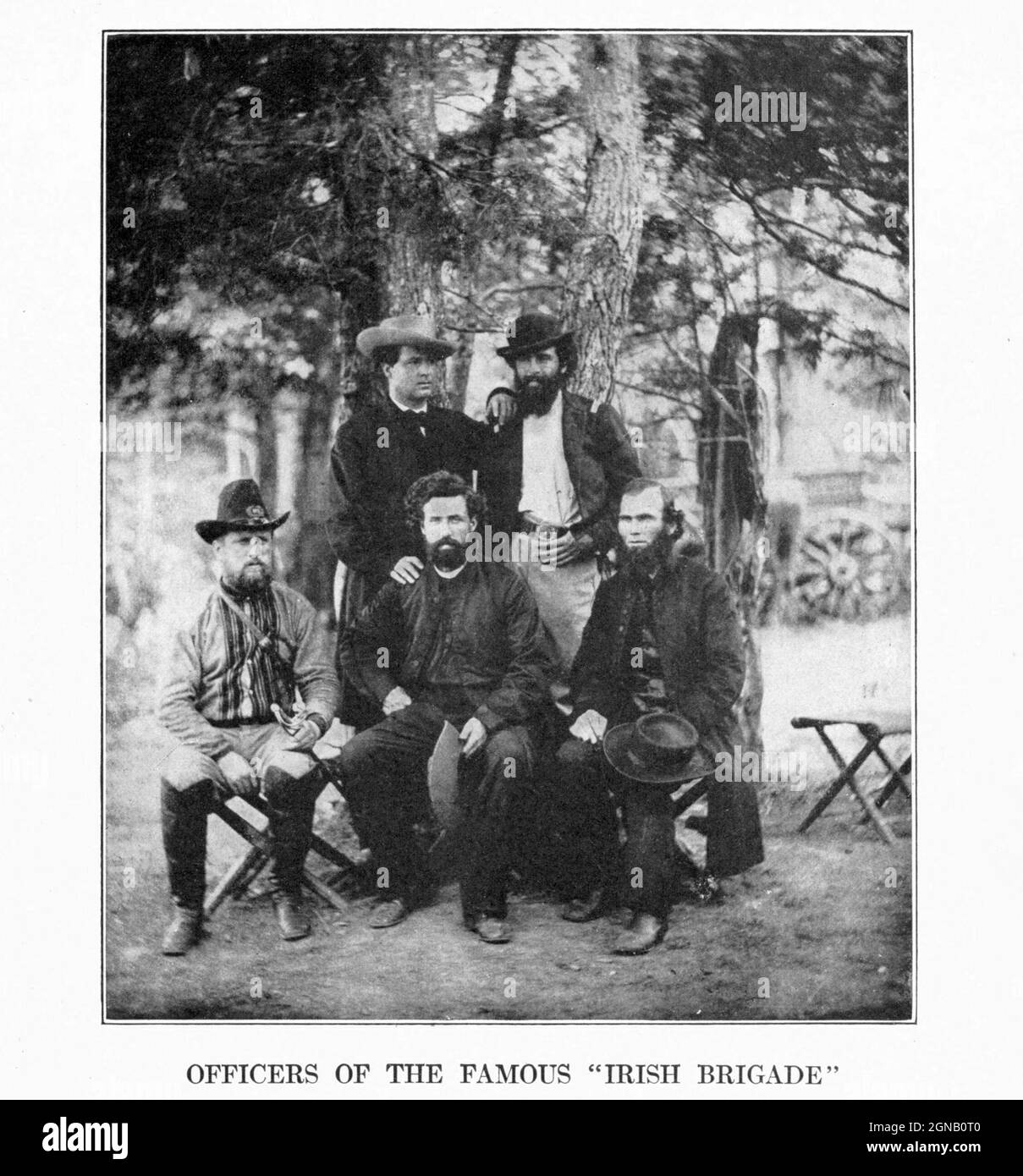 "La Brigata irlandese", costituita dal ventottesimo Massachusetts, sessantatreesimo, sessantanovesimo e ottantottantottantottava New York e centocinquesima Pennsylvania), è stata com manded dal generale Thomas F. Meagher dal libro " la guerra civile attraverso la fotocamera " centinaia di fotografie vivide effettivamente scattate in epoca della guerra civile, sedici riproduzioni a colori di famosi dipinti di guerra. La nuova storia del testo di Henry W. Elson. A. storia completa illustrata della guerra civile Foto Stock