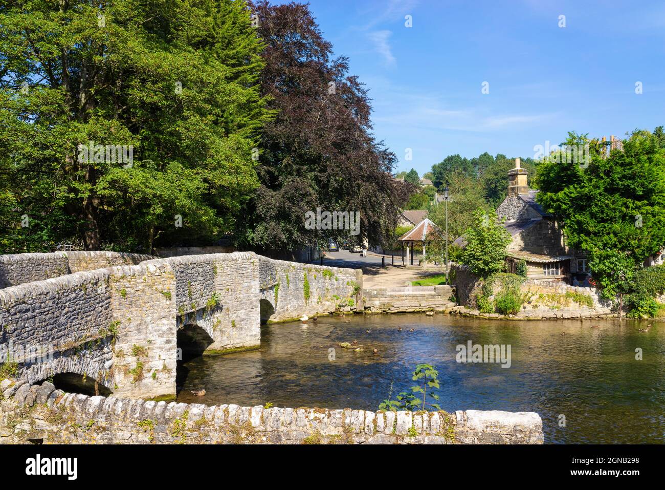 Ponte medievale Sheepwash sul fiume Wye e lavarsi le penne nel villaggio di Ashford in acqua, White Peak, Derbyshire Inghilterra GB Europa Foto Stock