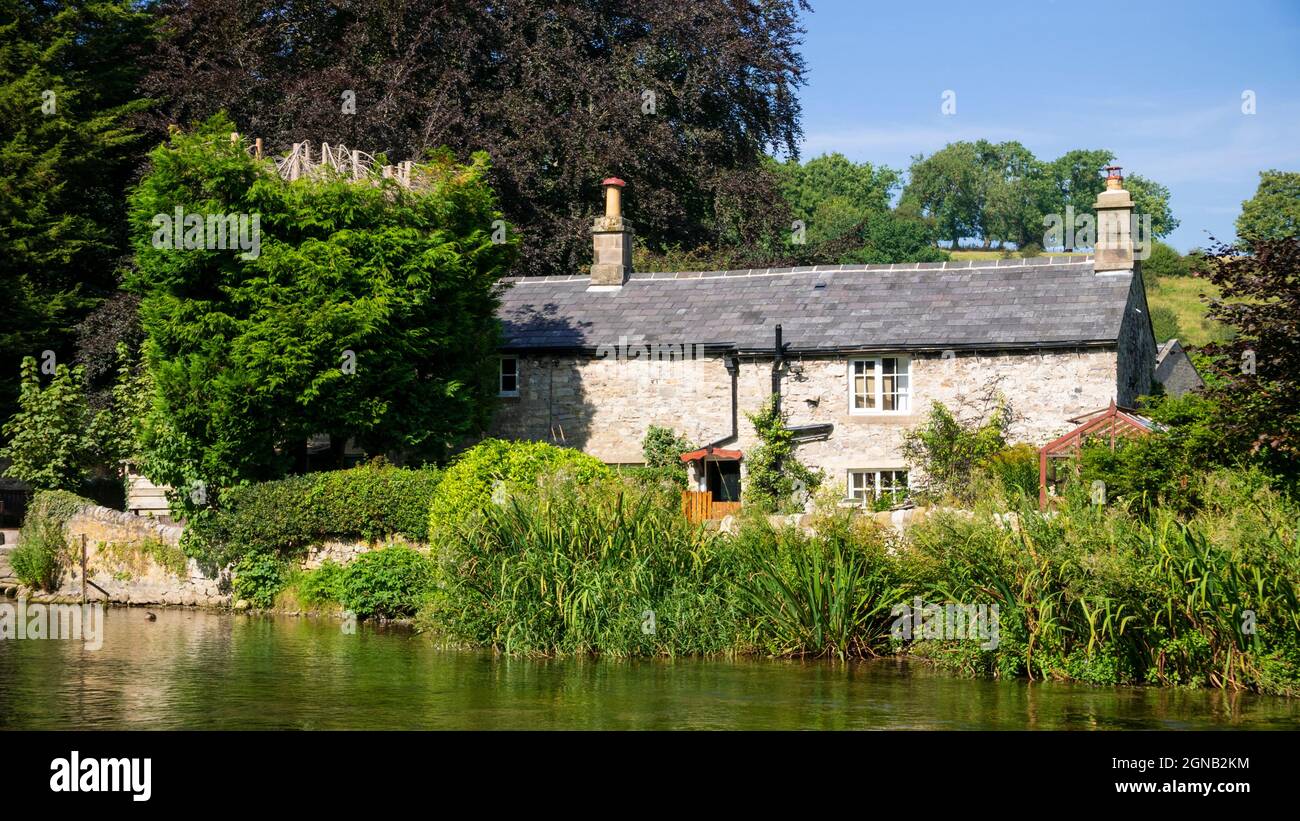 Piccolo cottage vicino al fiume Wye nel villaggio di Ashford in acqua Derbyshire Inghilterra GB Europa Foto Stock