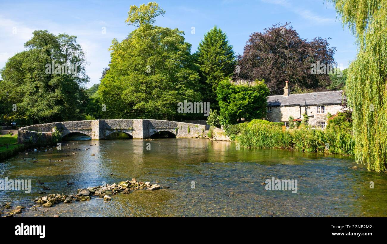 Villaggio di Ashford in acqua Derbyshire Inghilterra GB Europa Foto Stock