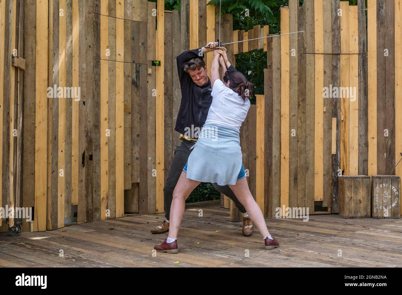 Attori in una fase di prove di combattimento combattono al Trebah Garden Amphitheater in Cornovaglia. Foto Stock