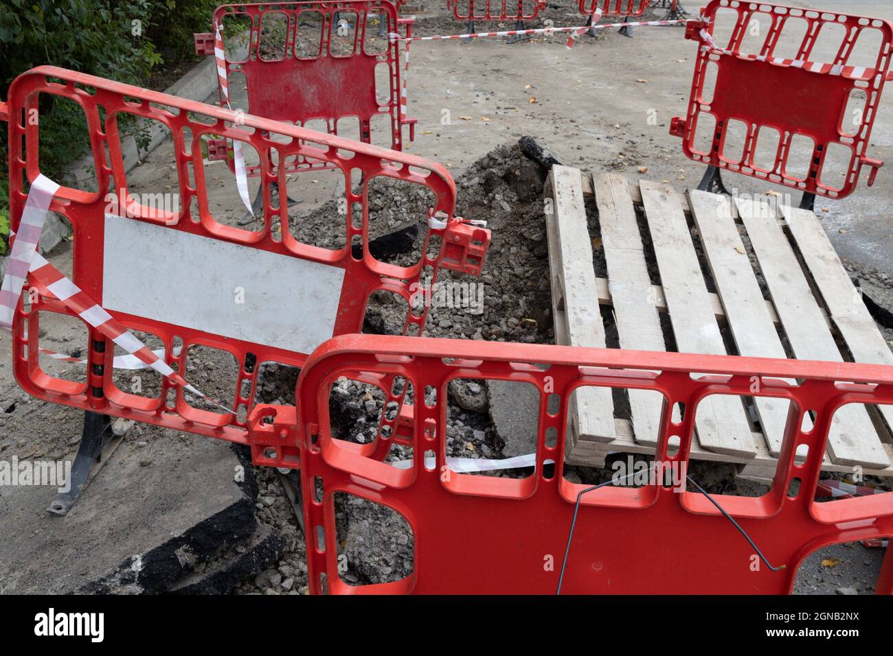 Tratto di strada di emergenza con fossa recintata con barriere di protezione rosse Foto Stock