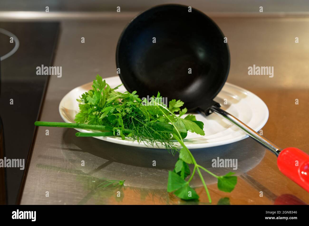 Una selezione di erbe verdi aspetta di essere aggiunto al recipiente per zuppa Foto Stock