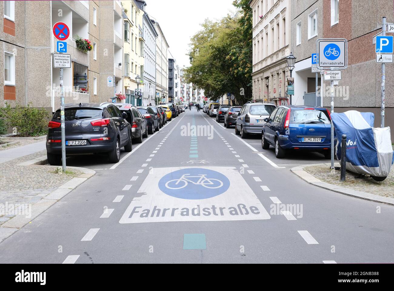 Berlino, Germania, settembre 2021, Via delle biciclette con auto parcheggiate nel quartiere Mitte Berlin, Germania, 20 settembre 2021, Via delle biciclette con parcheggio Foto Stock