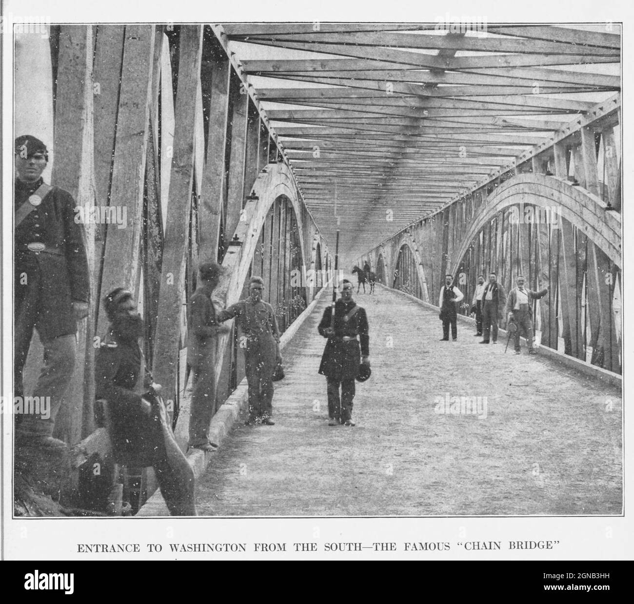 La zomba e la vedetta che sorvegliano l'approccio a Washington suggeriscono una ragione per cui Early non ha fatto il suo approccio alla capitale dal lato Virginia del Potomac. Una catena di più di venti fortezze proteggeva le strade di Long Bridge e non c'era modo di marciare truppe in città da sud, Ad eccezione di tali passaggi esposti. Dal libro ' la guerra civile attraverso la macchina fotografica ' centinaia di fotografie vivide effettivamente scattate in epoca di guerra civile, sedici riproduzioni a colori di famosi dipinti di guerra. La nuova storia del testo di Henry W. Elson. A. storia completa illustrata della CIVI Foto Stock La zomba e la vedetta che sorvegliano l'approccio a Washington suggeriscono una ragione per cui Early non ha fatto il suo approccio alla capitale dal lato Virginia del Potomac. Una catena di più di venti fortezze proteggeva le strade di Long Bridge e non c'era modo di marciare truppe in città da sud, Ad eccezione di tali passaggi esposti. Dal libro ' la guerra civile attraverso la macchina fotografica ' centinaia di fotografie vivide effettivamente scattate in epoca di guerra civile, sedici riproduzioni a colori di famosi dipinti di guerra. La nuova storia del testo di Henry W. Elson. A. storia completa illustrata della CIVI Foto Stock