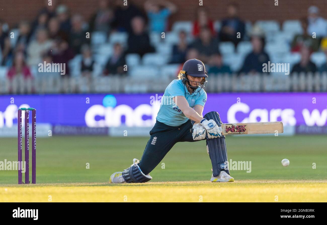 Il capitano inglese Heather Knight batte nella quarta Giornata Internazionale delle Donne contro la Nuova Zelanda Foto Stock