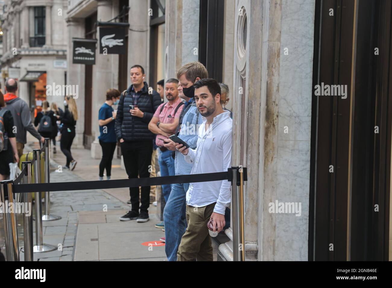 Londra, Regno Unito. 24 settembre 2021. I clienti fanno la fila fuori da un Apple Store in Regent Street al giorno del lancio di iPhone 13. Dopo la pandemia di COVID-19, Apple Store ha adottato ulteriori precauzioni e misure al giorno del lancio di iPhone 13 per garantire la sicurezza del cliente. Credit: SOPA Images Limited/Alamy Live News Foto Stock