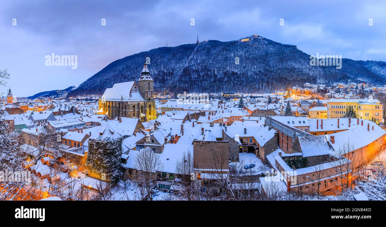 Brasov, Romania. Vista panoramica sulla città vecchia e sul monte Tampa nella stagione invernale. Foto Stock