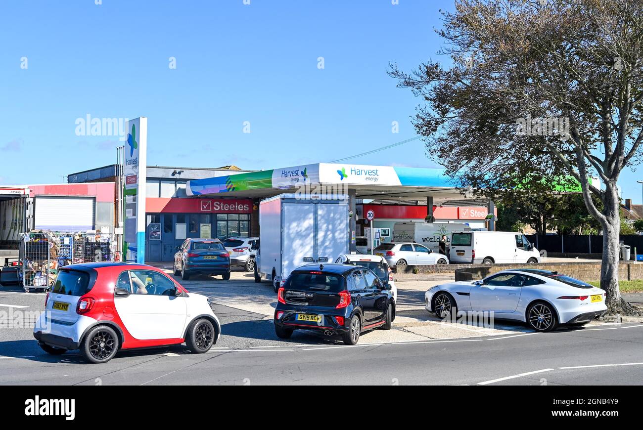 Worthing UK 24 settembre 2021 - i clienti si accodano per il carburante presso Una stazione di benzina Harvest Energy a Goring, vicino a Worthing Sussex questa mattina . Una carenza di carburante autocisterna camion conducente di consegnare in tutto il Regno Unito ha causato problemi questa settimana : Credit Simon Dack / Alamy Live News Foto Stock