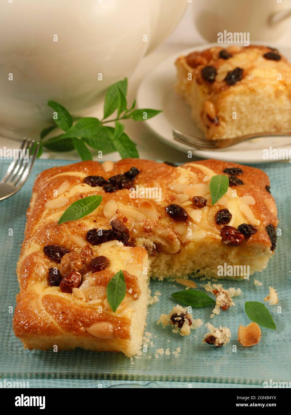 Crostata con nocciole, mandorla, mela e crema pasticcera. Foto Stock