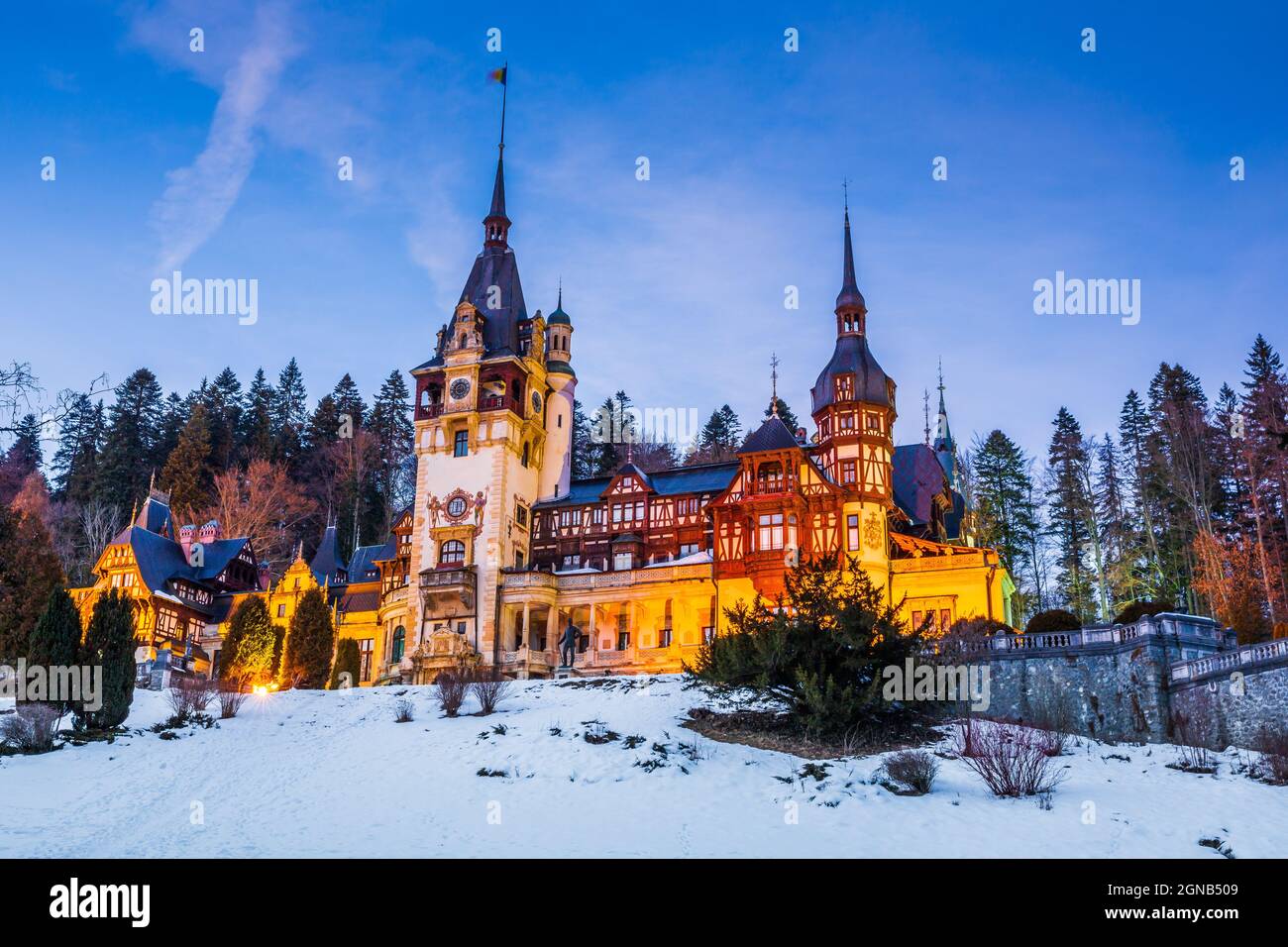 Castello di Peles in inverno al crepuscolo . Sinaia, contea di Prahova, Romania. Foto Stock