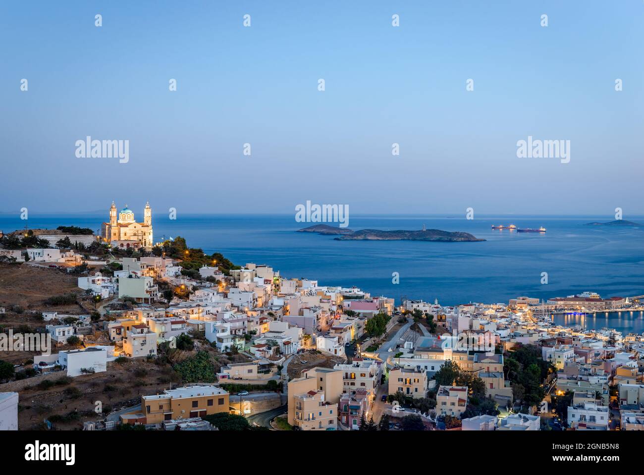 Vista panoramica di Ermoupolis, la capitale delle Cicladi, Grecia, con la chiesa di San Nicola sulla sinistra e il Mar Egeo sullo sfondo. Foto Foto Stock