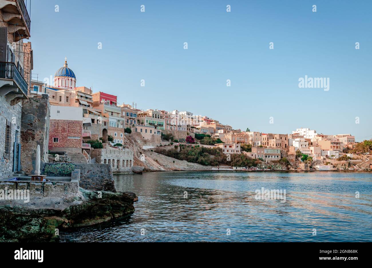 Vista sullo storico quartiere di Vaporia a Ermoupoli, con la cupola di San Nicola sullo sfondo. Isola di Syros, Cicladi, Grecia. Foto Stock