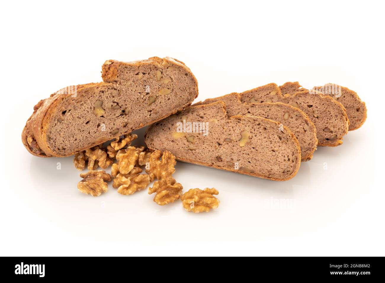 Pane di grano saraceno a fette impastato con noci, su sfondo bianco con noci frantumate Foto Stock