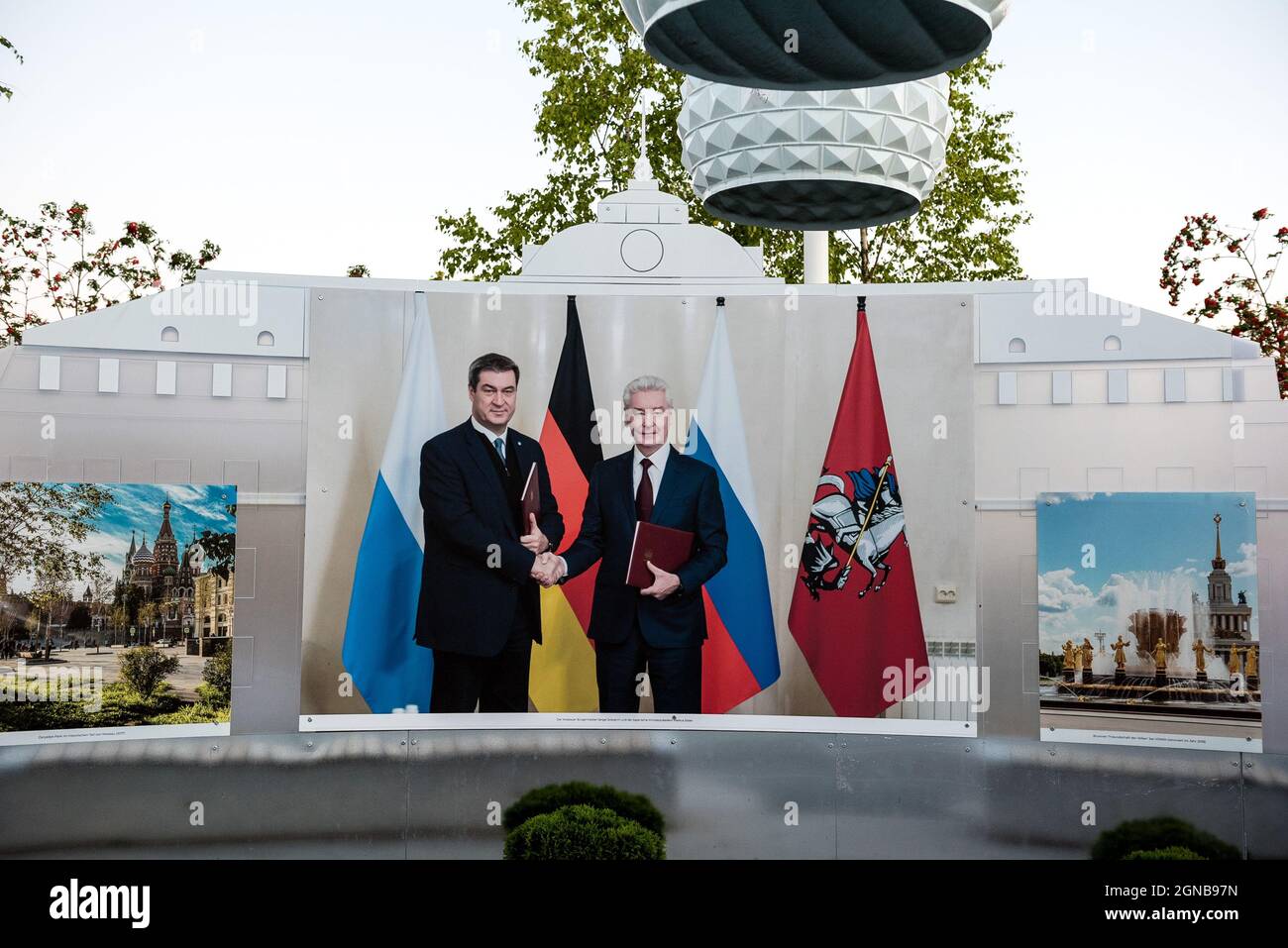 Foto di Markus Söder (Ministerpräsident di Baviera) con Sergei Semjonowitsch Sobjanin (sindaco di Moskau) mostrato su Landensgartenschau Ingolstadt 2021 Foto Stock