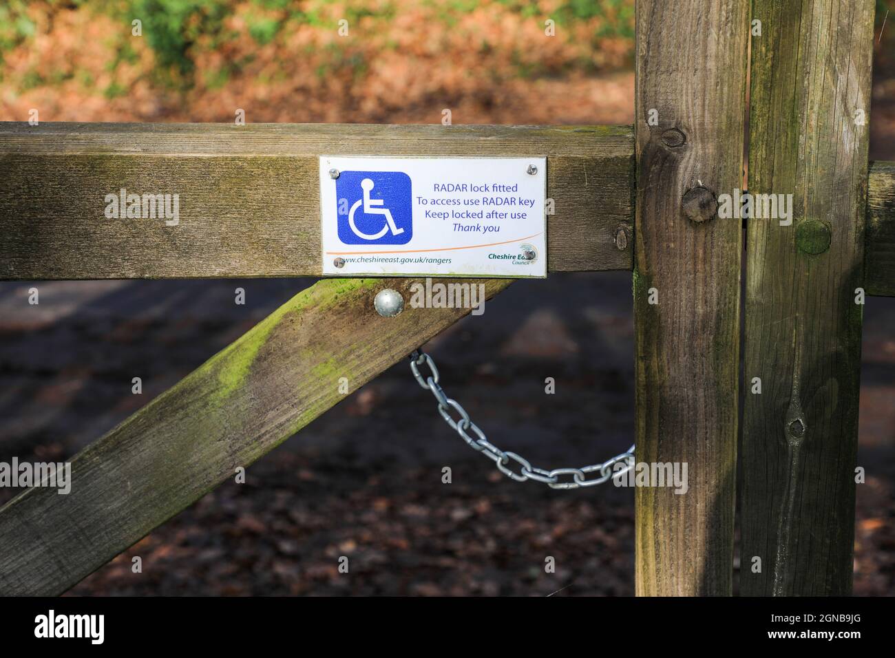 Un BLOCCO RADAR su un cancello pubblico del sentiero che permette agli utenti disabili di accedere alle strutture, Cheshire, Inghilterra, Regno Unito Foto Stock