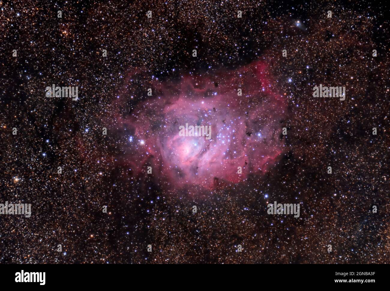 La Nebula Laguna (Messier 8 o NGC 6523) è una nube interstellare gigante nella costellazione del Sagittario Foto Stock