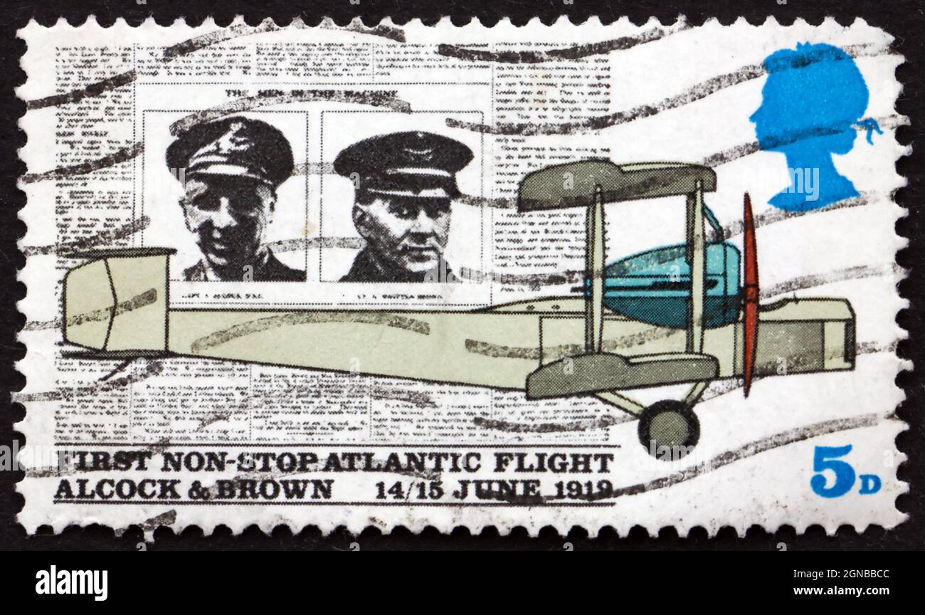 GRAN BRETAGNA - CIRCA 1969: Un francobollo stampato in Gran Bretagna mostra Alcock, Brown, Daily Mail e Vickers Vimy aereo, 50 ° anniversario del primo non Foto Stock