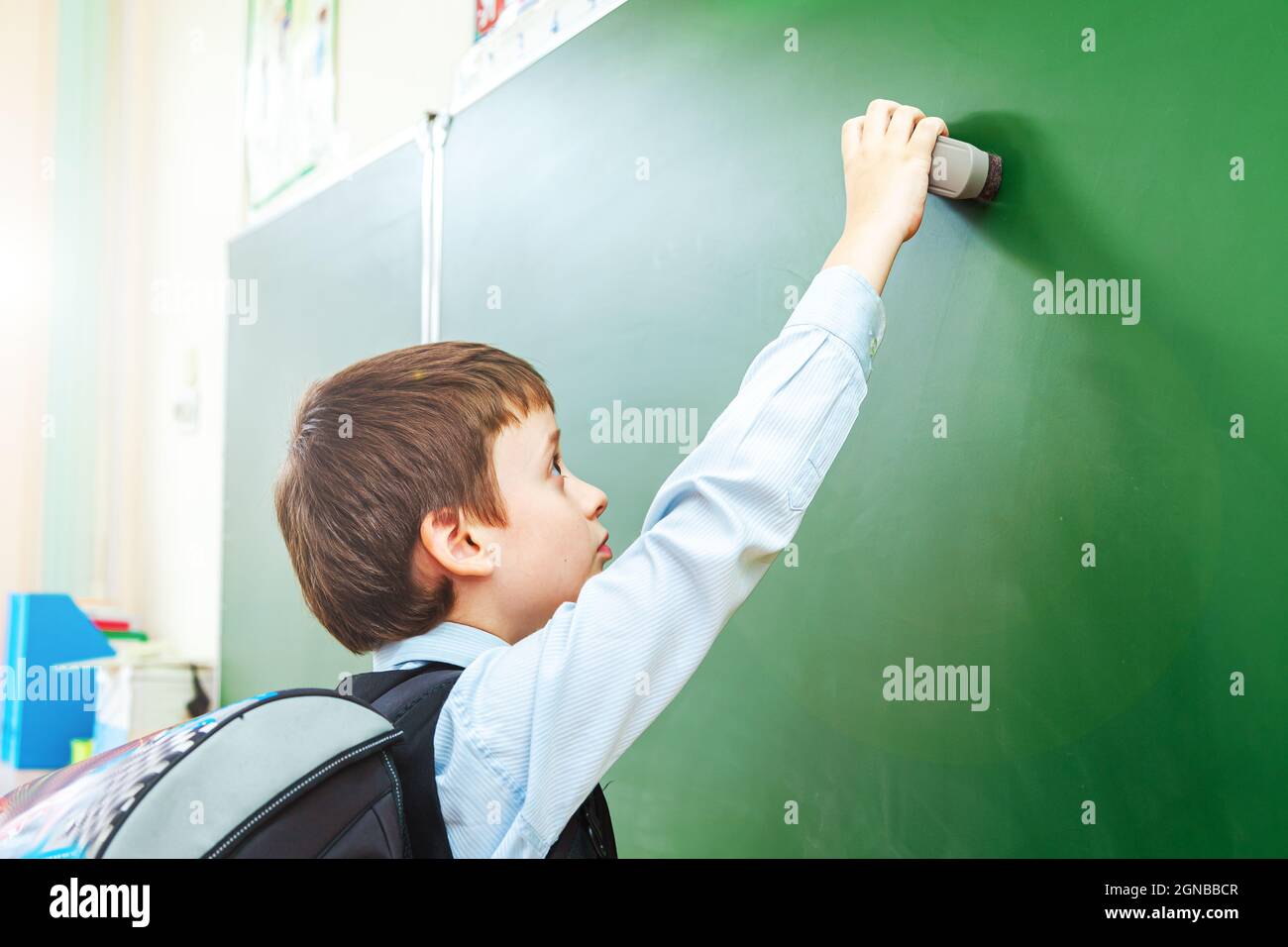 Scolaro serio in classe. Studente della scuola elementare. Ritorno a scuola. Foto Stock