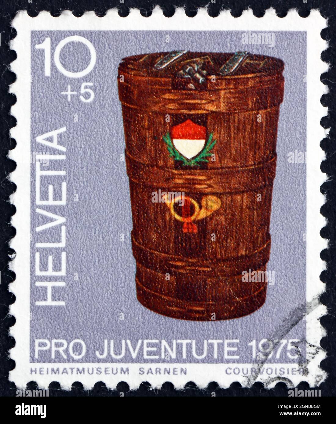 SVIZZERA - CIRCA 1975: Un francobollo stampato in Svizzera mostra Mail Bucket, circa 1975 Foto Stock