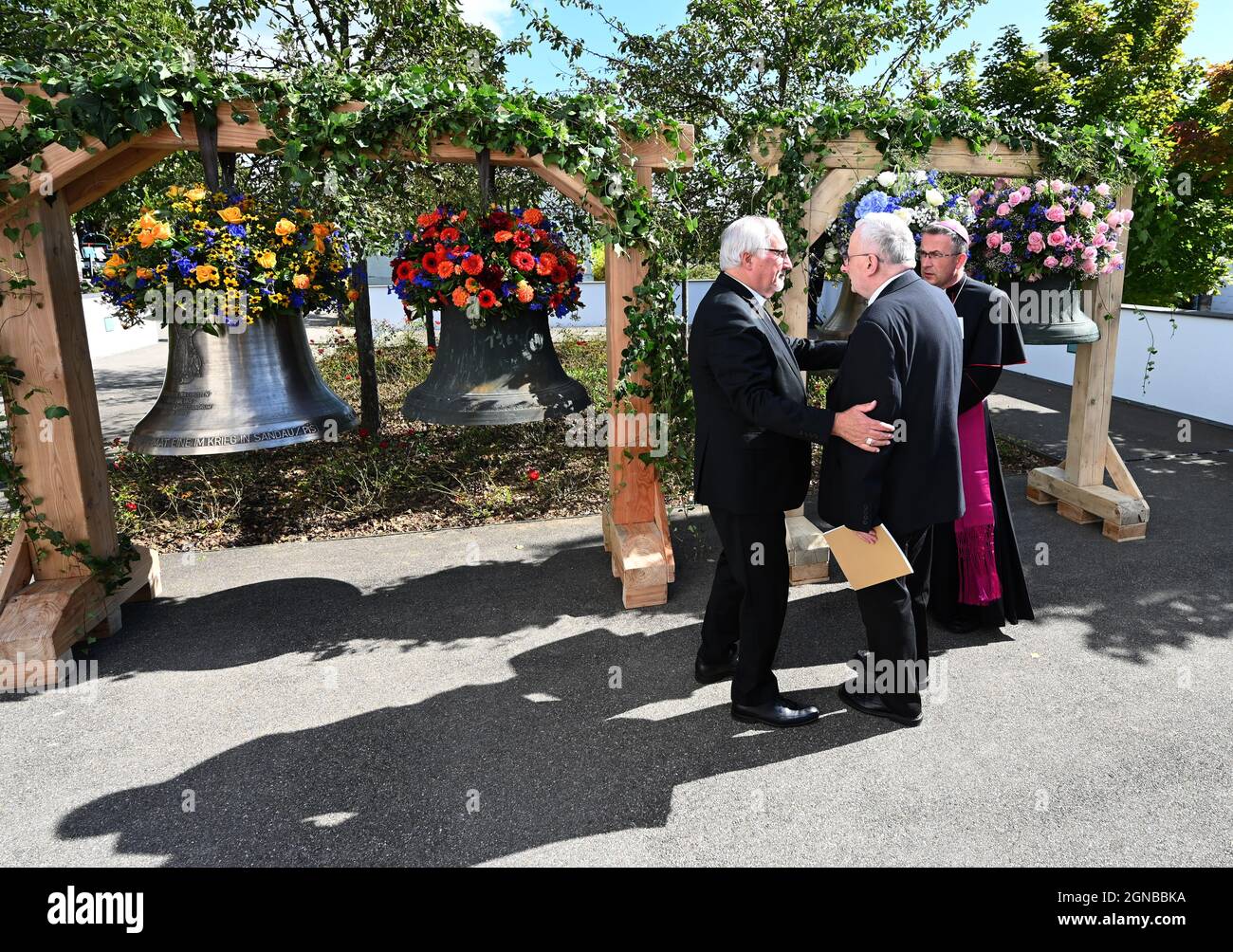 Aichtal, Germania. 24 settembre 2021. Mons. Geblard Fürst (l) si trova di fronte alla chiesa 'mia Hilf der Christen' con i Vescovi della Polonia Jacek Jezierski (M) e Martin David della Repubblica Ceca di fronte alle campane della chiesa che devono essere restituite alle parrocchie e alle nuove campane. La diocesi sta lanciando il progetto di pace cattolico finora unico, "Peace Bells for Europe", ritornando nelle parrocchie polacche e ceche campane che un tempo erano appese dal regime nazista nei cosiddetti territori orientali tedeschi e che dovevano essere date alla macchina da guerra. Credit: Bernd Weißbrod/dpa/Alamy Live News Foto Stock