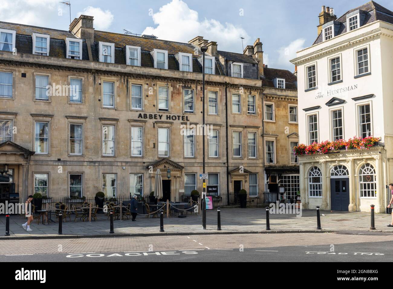 L'Abbey Hotel e la casa pubblica Huntsman nel centro di Bath City, Somerset, Inghilterra, Regno Unito. Patrimonio dell'umanità dell'UNESCO Foto Stock