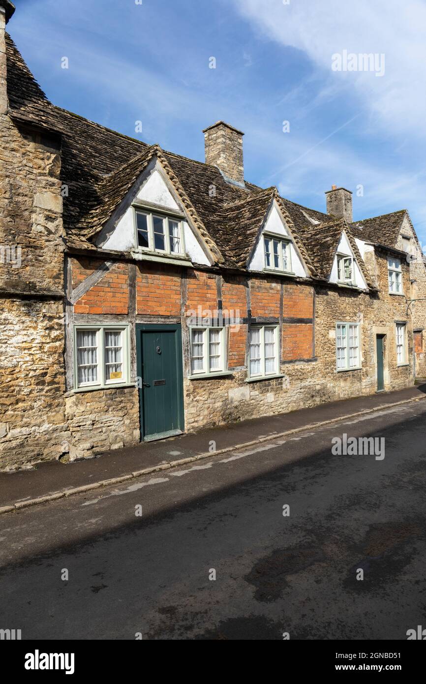 Pittoreschi cottage in pietra a terrazze in East Street, Lacock Village, Wiltshire, Inghilterra, Regno Unito Foto Stock