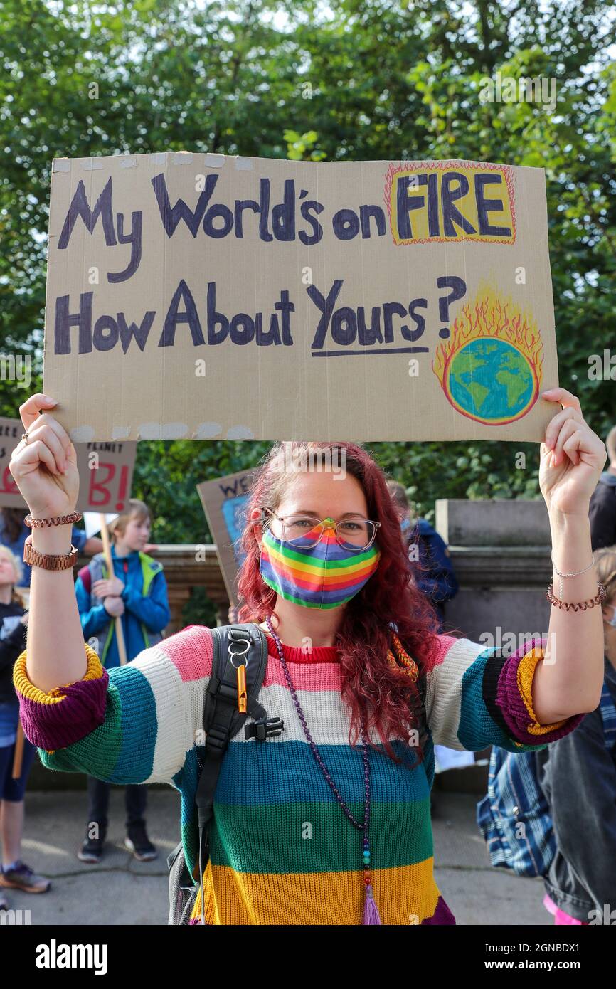 Glasgow, Regno Unito. 24 settembre 2021. "VENERDÌ PER IL FUTURO DELLA SCOZIA", un'organizzazione multi-campagna che mette in evidenza il cambiamento climatico, l'inquinamento, le questioni socioeconomiche e politiche ha tenuto una marcia di protesta attraverso il centro di Glasgow, dall'Università di Glasgow a George Square, per evidenziare le loro preoccupazioni per l'ambiente. Credit: Findlay/Alamy Live News Foto Stock