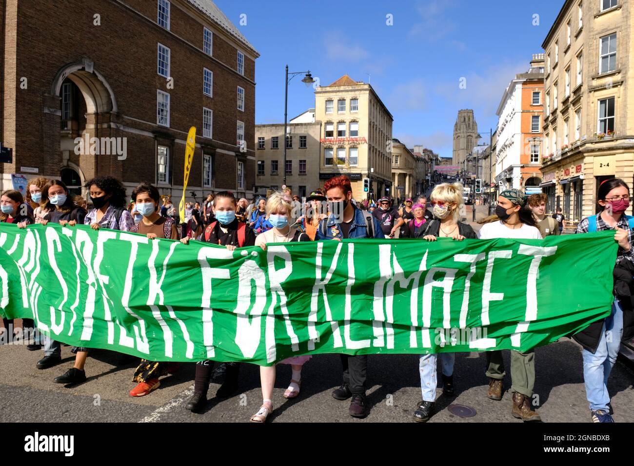 Bristol, Regno Unito. 24 settembre 2021. I manifestanti dell'età scolastica saltano la scuola per riunirsi al College Green per continuare la protesta contro la mancanza di azione del governo sul cambiamento climatico. Questo sarà il primo sciopero pubblico sul clima da quando Greta Thunberg visitò la città nel febbraio 2020. Credit: JMF News/Alamy Live News Foto Stock