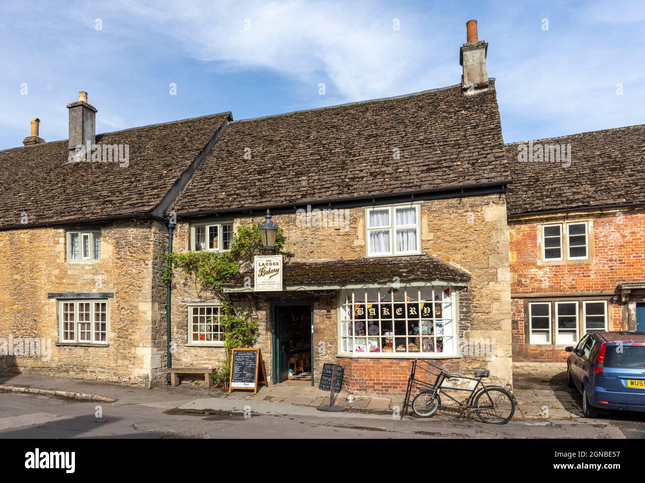 La pittoresca Lacock Bakery, Church Street, Lacock Village, Wiltshire, Inghilterra, REGNO UNITO Foto Stock