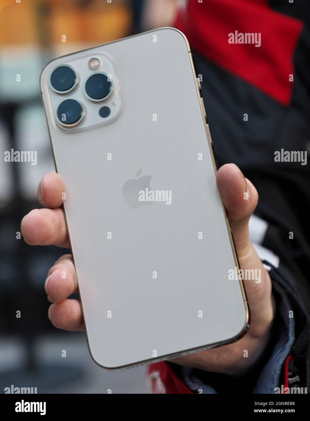 Tokyo, Giappone. 24 settembre 2021. Un cliente mostra il suo iPhone 13 Pro Max durante il giorno del lancio presso il negozio Apple Marunouchi di Tokyo, in Giappone, venerdì 13 settembre 2021. Credit: UPI/Alamy Live News Foto Stock