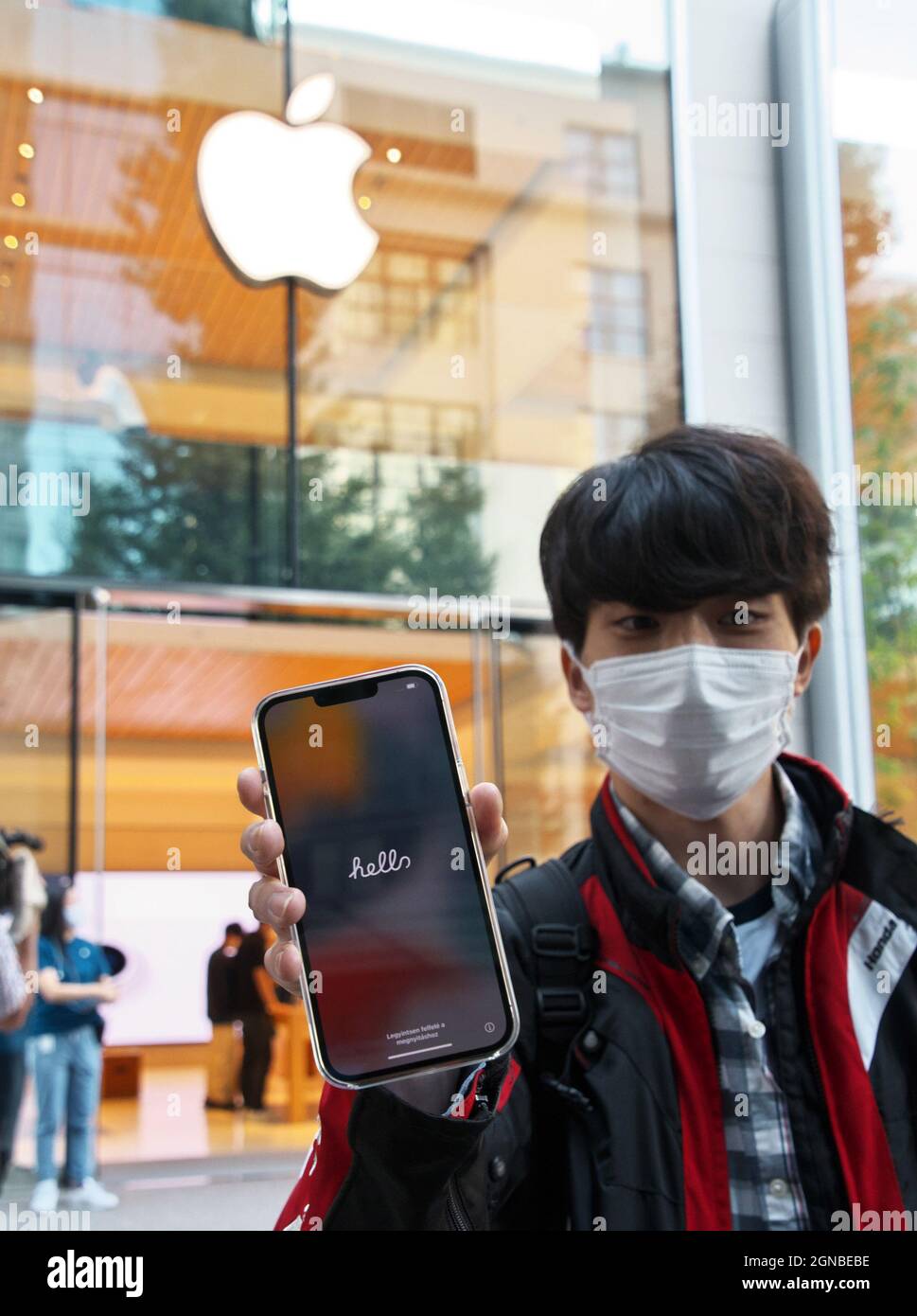 Tokyo, Giappone. 24 settembre 2021. Un cliente mostra il suo iPhone 13 Pro Max durante il giorno del lancio presso il negozio Apple Marunouchi di Tokyo, in Giappone, venerdì 13 settembre 2021. Credit: UPI/Alamy Live News Foto Stock