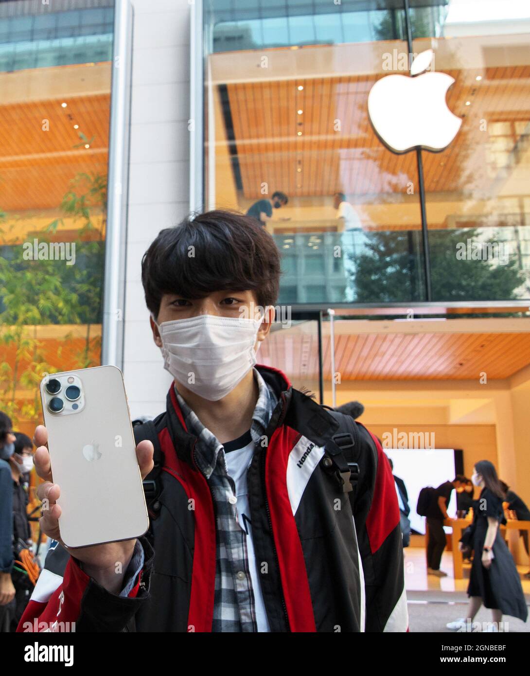 Tokyo, Giappone. 24 settembre 2021. Un cliente mostra il suo iPhone 13 Pro Max durante il giorno del lancio presso il negozio Apple Marunouchi di Tokyo, in Giappone, venerdì 13 settembre 2021. Credit: UPI/Alamy Live News Foto Stock