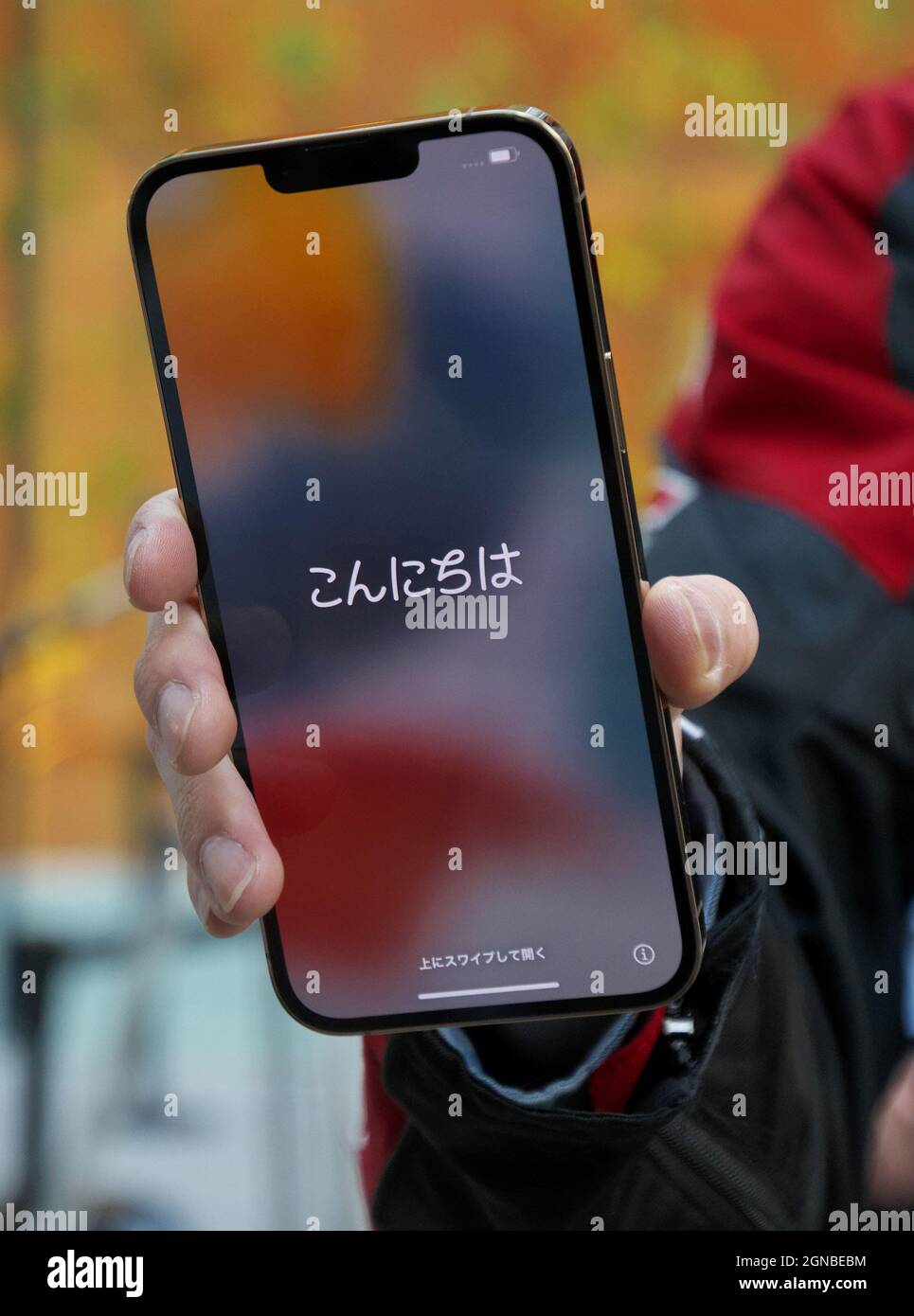 Tokyo, Giappone. 24 settembre 2021. Un cliente mostra il suo iPhone 13 Pro Max durante il giorno del lancio presso il negozio Apple Marunouchi di Tokyo, in Giappone, venerdì 13 settembre 2021. Credit: UPI/Alamy Live News Foto Stock