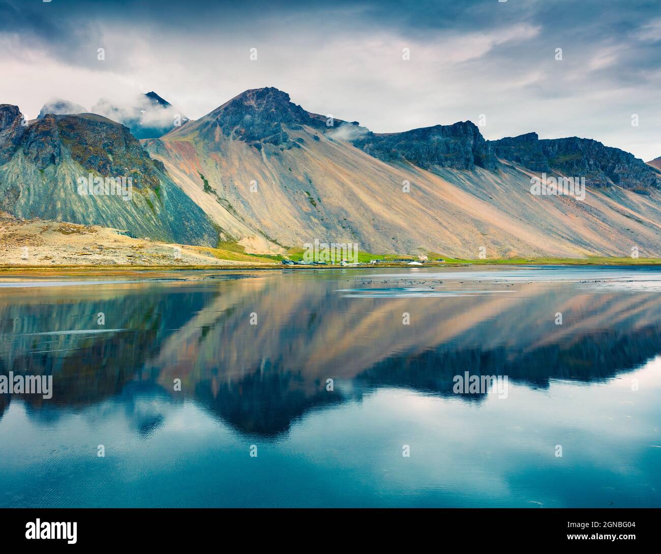 Spettacolare mattinata estiva sul promontorio di Stokksnes sulla costa islandese sudorientale. Scena all'aperto pittoresca con Vestrahorn (montagna Batman), i Foto Stock