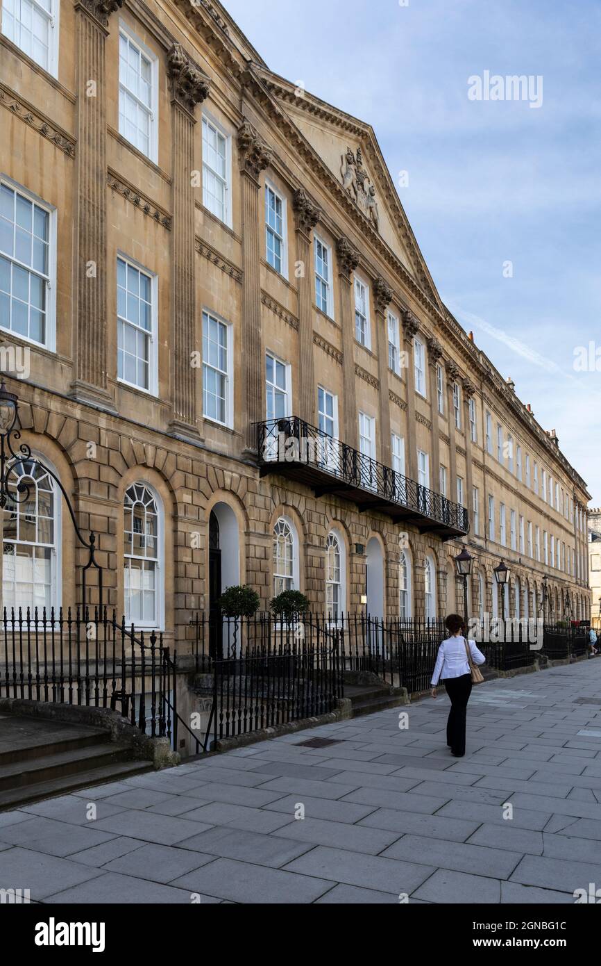 Elencato 3 piani case georgiane terrazzate con ringhiere in ghisa e balcone in Great Pulteney Street, City of Bath, Somerset, England, UK Foto Stock