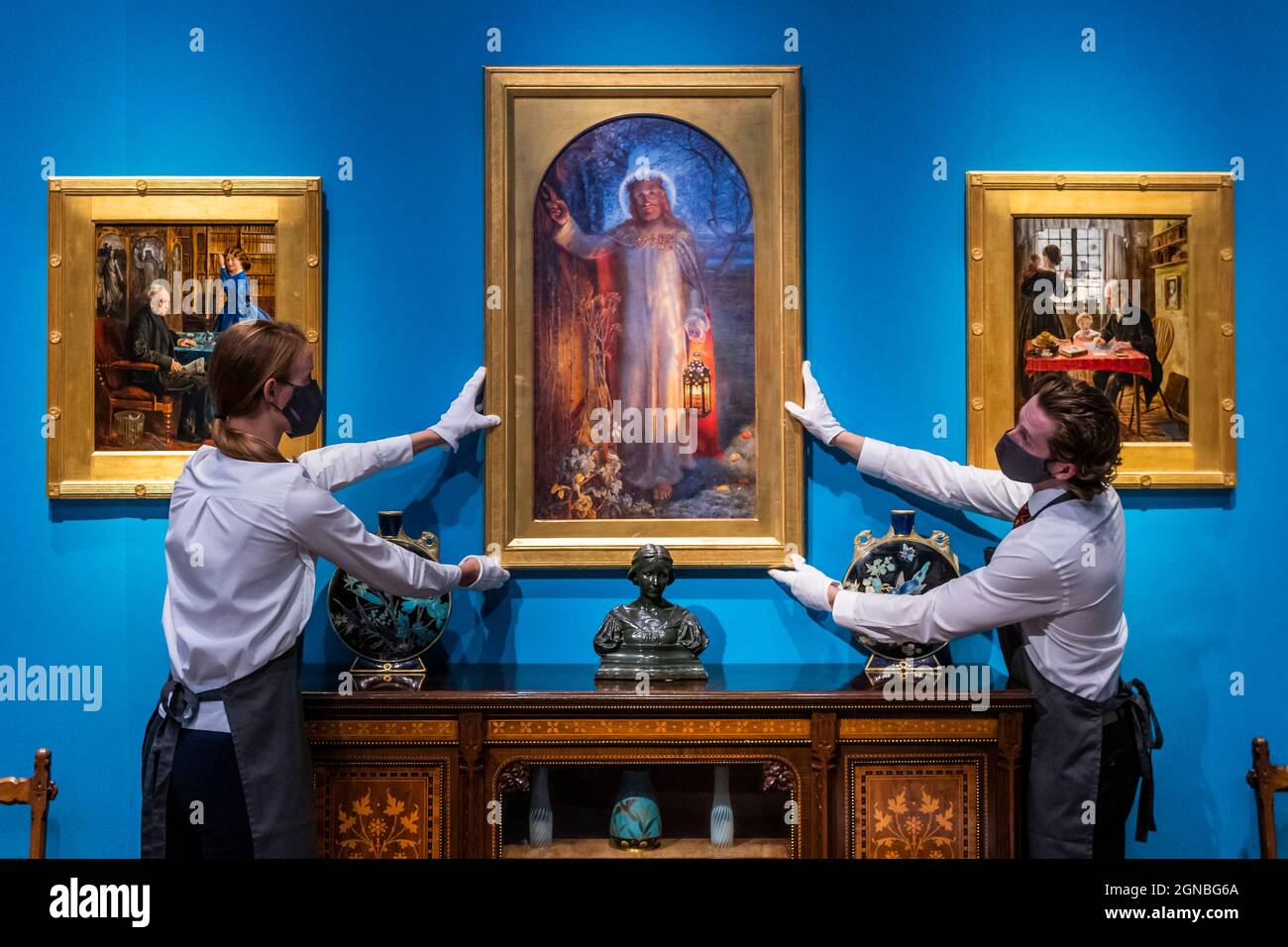 Londra, Regno Unito. 24 Sep 2021. Il capolavoro di William Holman Hunt The Light of the World (C estimate: £60,000-100,000) - un'odissea estetica - The Peter Rose and Albert Gallichan Collection, a Christies King Street, Londra. Il 30 settembre 2021 sarà messo in vendita all'asta dal vivo. La coppia era pionieristica collezionisti di belle arti decorative del XIX secolo e questa collezione fu assemblata nel corso di una vita a partire dagli anni '50. Garantire che l'eredità accademica del lavoro della loro vita viva, i proventi della vendita - che si prevede di realizzare in eccesso di £ 1 milli Foto Stock