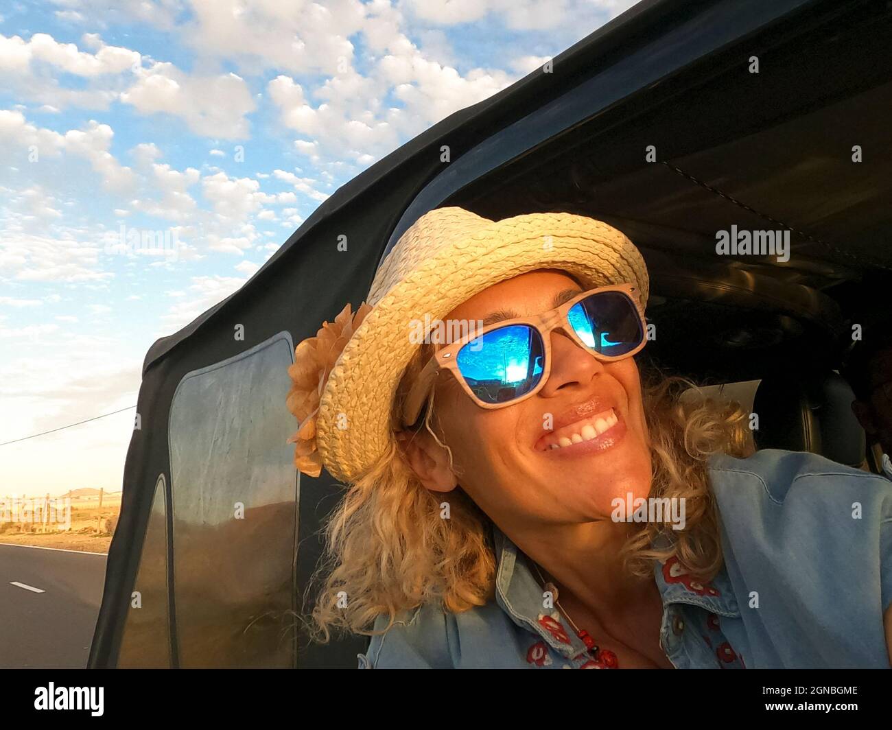 Felicità e gioiosa emozione con libero allegro cute adulta viaggio fuori dalla finestra della macchina in sole giorno d'estate e godere di stile di vita - la gente Foto Stock