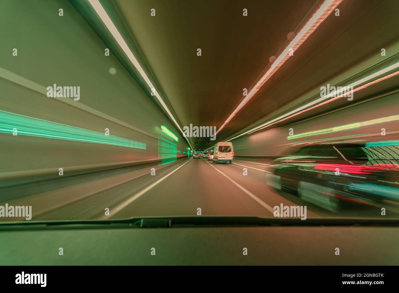 Sfondo sfocato ad alta velocità, guida veloce attraverso un tunnel sorpasso un'auto con effetti di esposizione lunga e poco nitidi Foto Stock