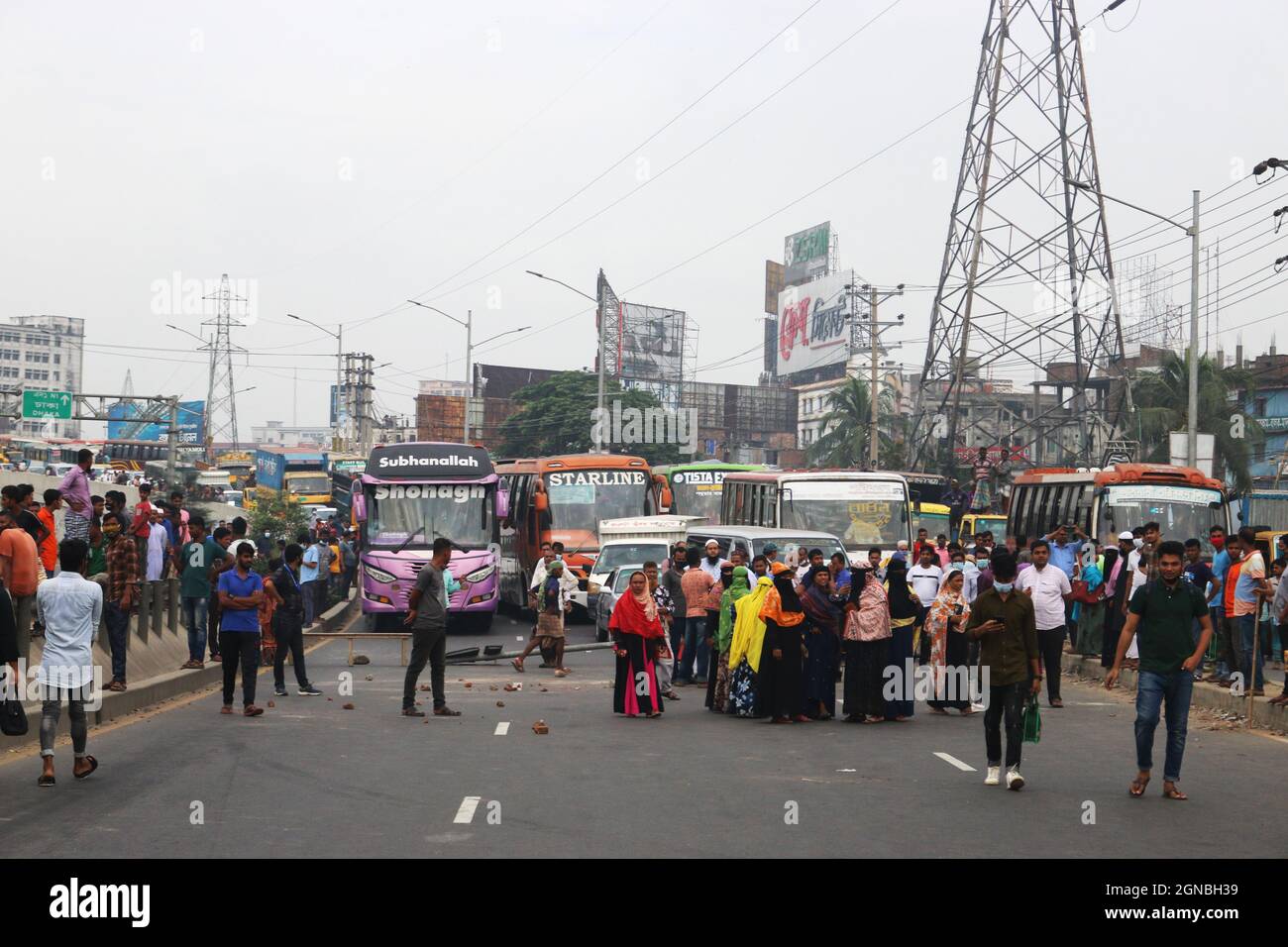 Non esclusiva: NARAYANGANJ, BANGLADESH - 23 SETTEMBRE 2021: I lavoratori dell'abbigliamento bloccano la strada autostradale di Dhaka-Chittagong, durante le rivolte alla domanda increa Foto Stock