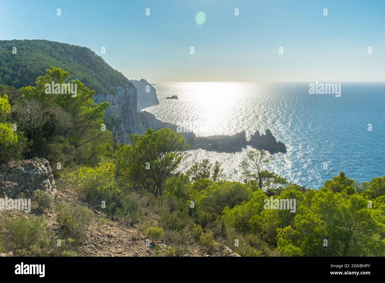 Alta scogliera della baia 'es racò Verd' dal punto di vista alto, Ibiza, Spagna Foto Stock