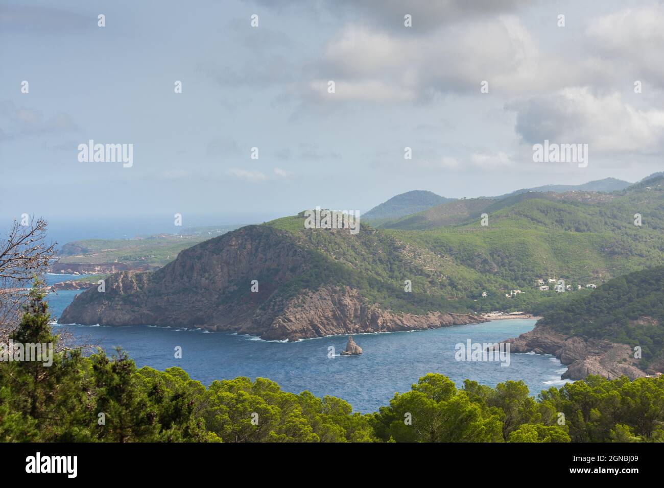 Vista panoramica sulla baia di San Michele e Benirras, Ibiza, Spagna Foto Stock